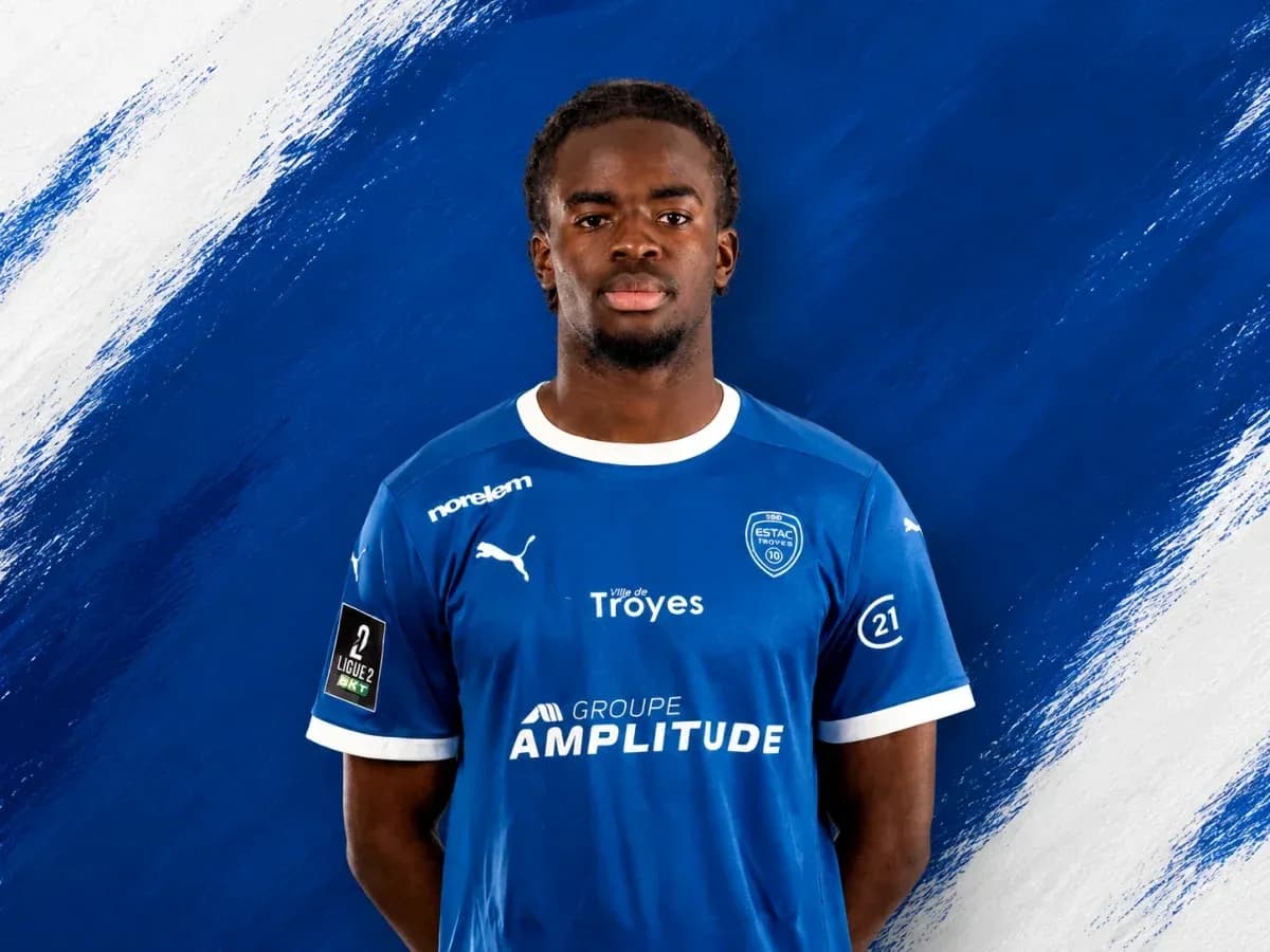 Player in blue ESTAC Troyes jersey on backdrop Player in blue ESTAC Troyes jersey on backdrop