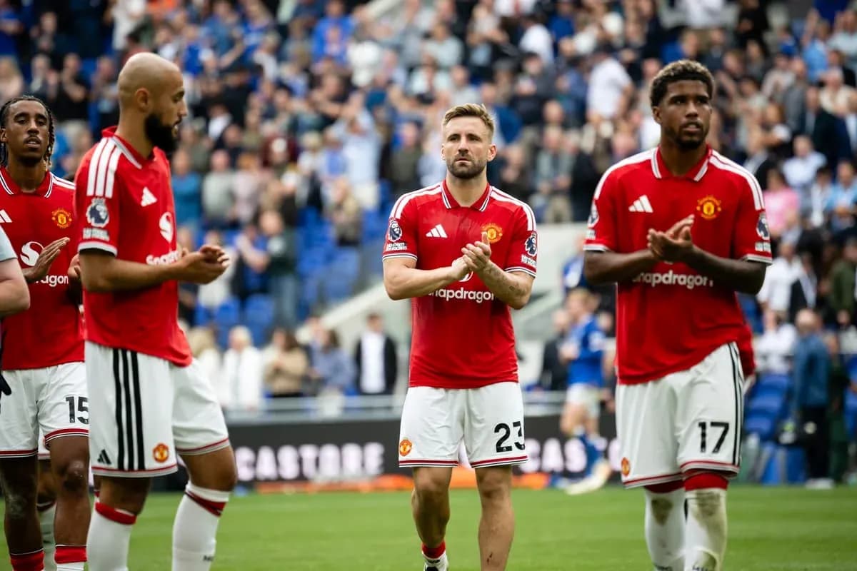 Manchester United players applauding fans after match Manchester United players applauding fans after match