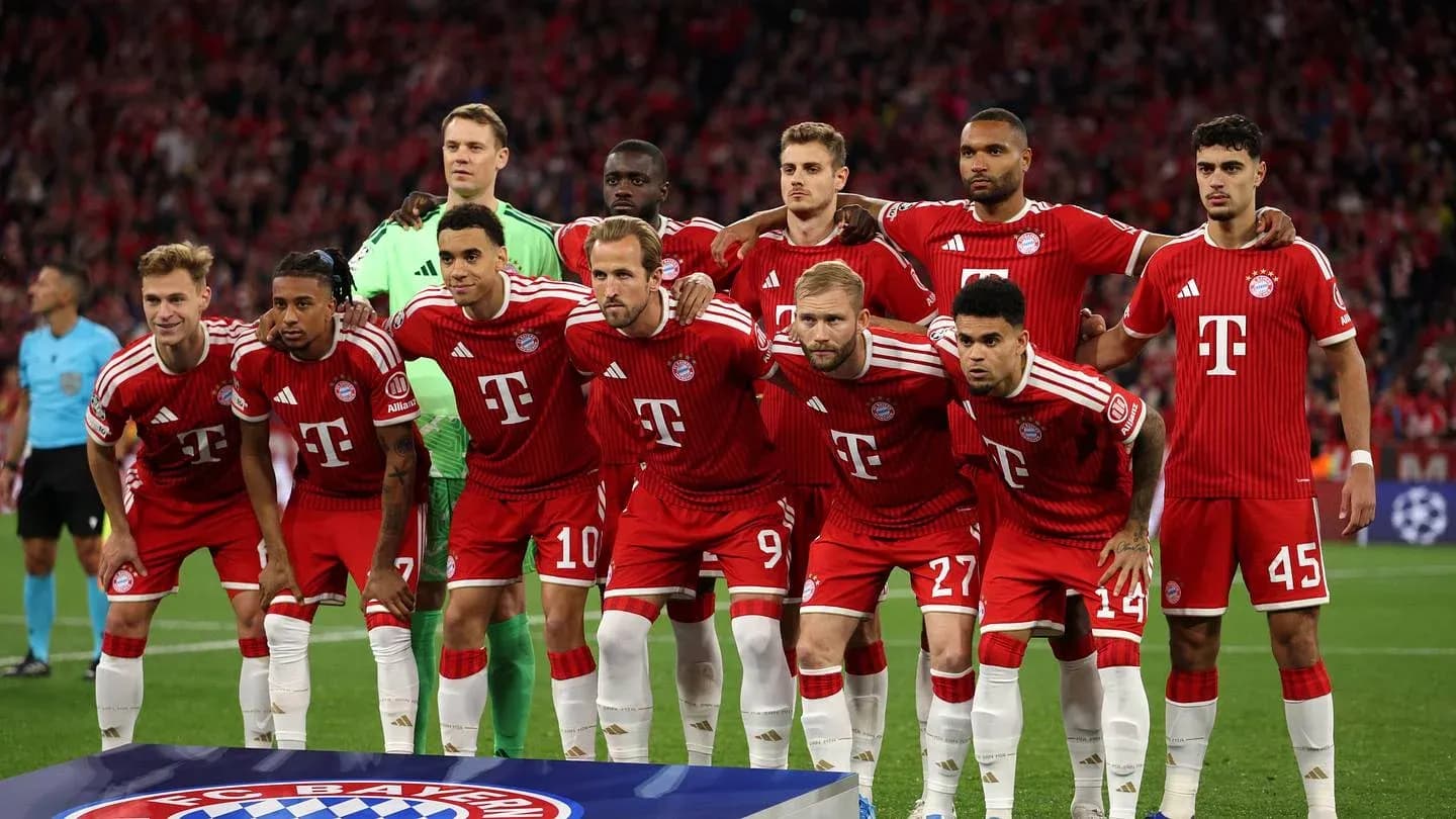 Bayern München team lineup before the match Bayern München team lineup before the match