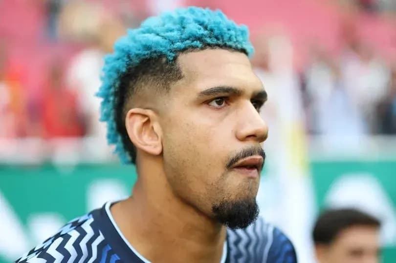 Player with blue hair before the match Player with blue hair before the match