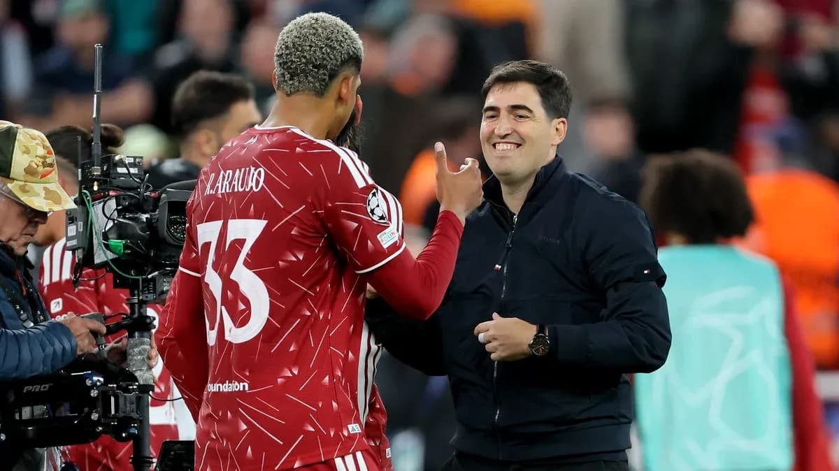 Player and coach interacting during a match Player and coach interacting during a match
