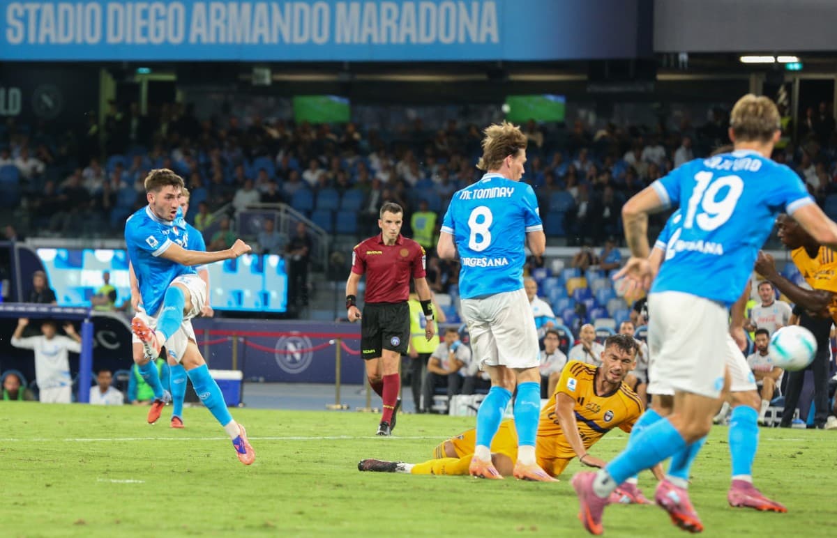 Napoli player shooting during match against Pisa Napoli player shooting during match against Pisa