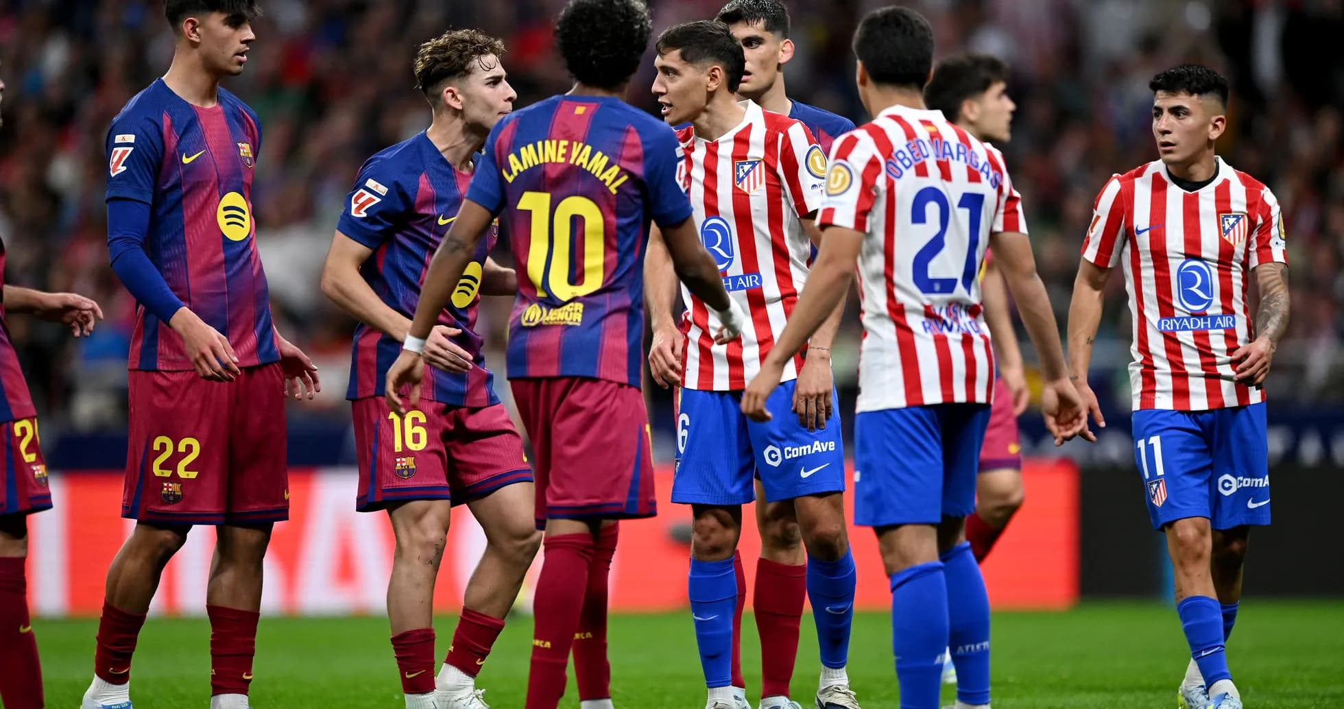 Players from Barcelona and Atletico Madrid in discussion Players from Barcelona and Atletico Madrid in discussion