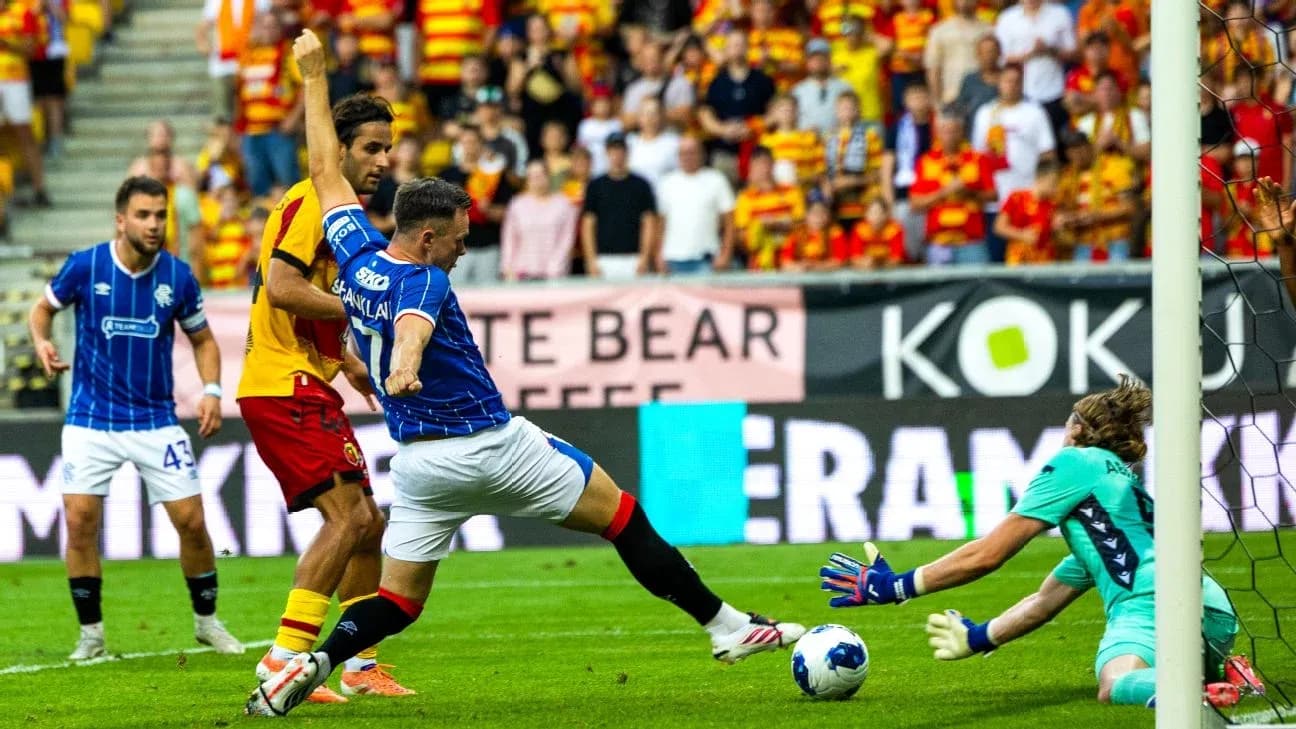 Player attempting to score during Jagiellonia match Player attempting to score during Jagiellonia match