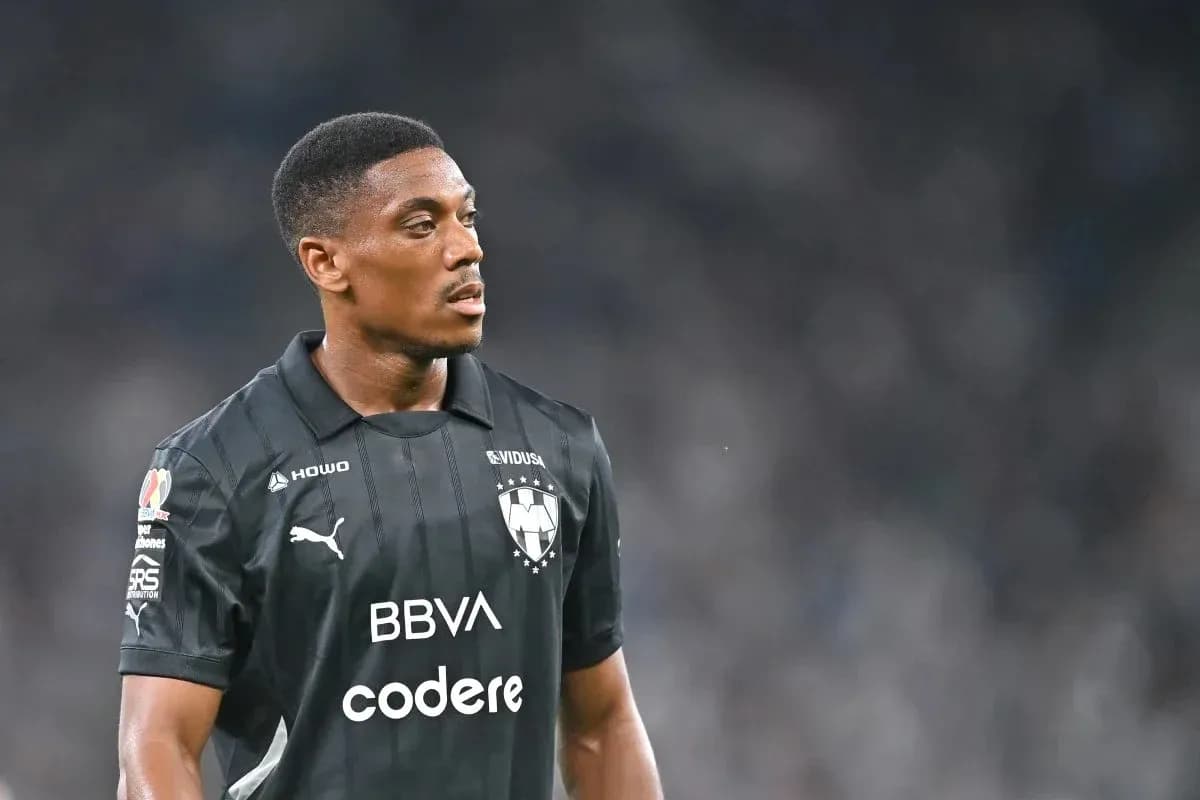 Player in black jersey during match Player in black jersey during match