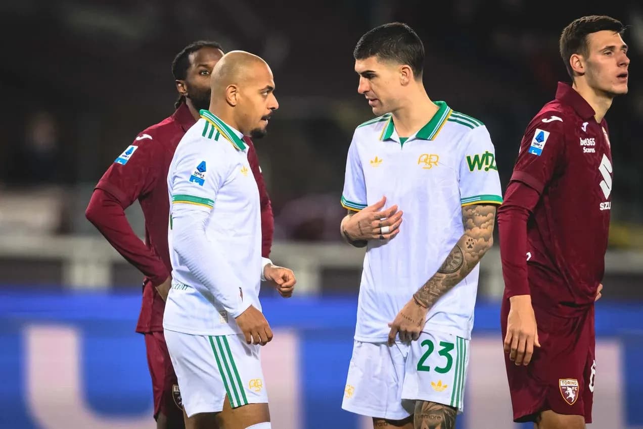 Players discussing during Torino vs AS Roma match Players discussing during Torino vs AS Roma match