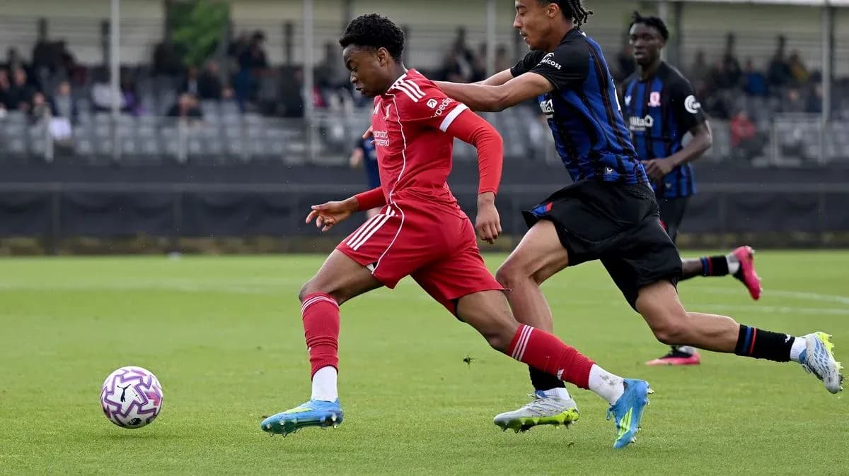 Player in red being challenged by opponent in black Player in red being challenged by opponent in black