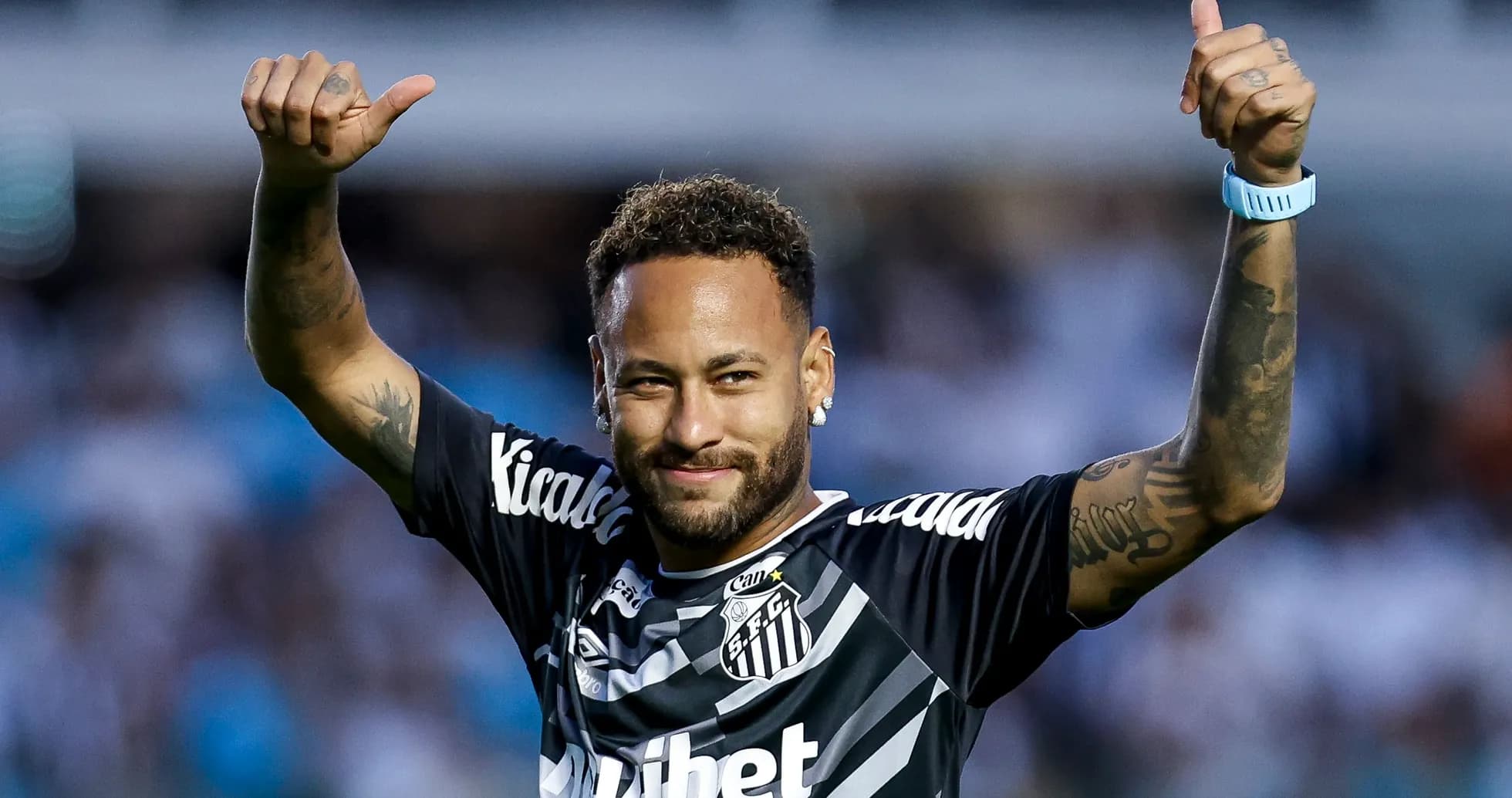Player celebrating in Santos FC jersey with thumbs up Player celebrating in Santos FC jersey with thumbs up