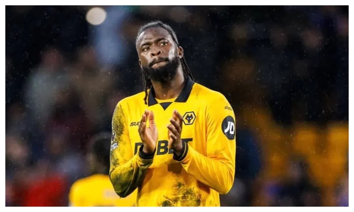 Player applauding fans in Wolves yellow kit Player applauding fans in Wolves yellow kit