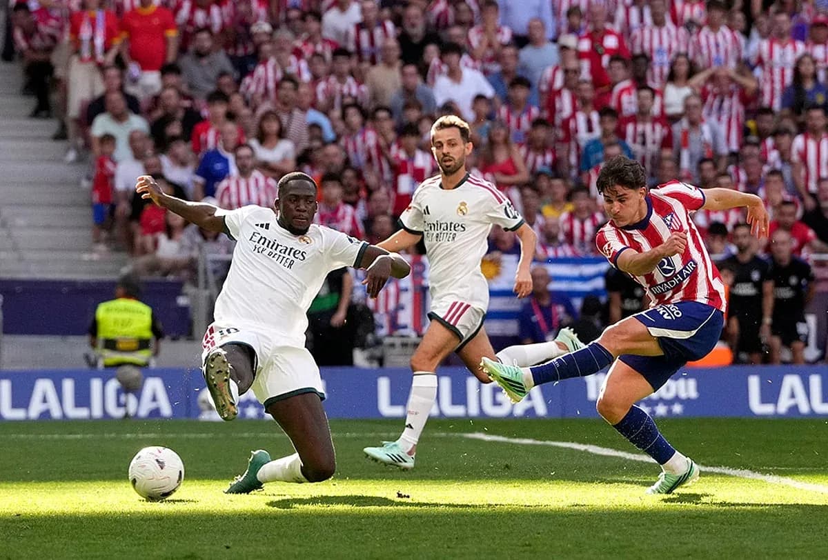 Atletico Madrid player shooting during match Atletico Madrid player shooting during match